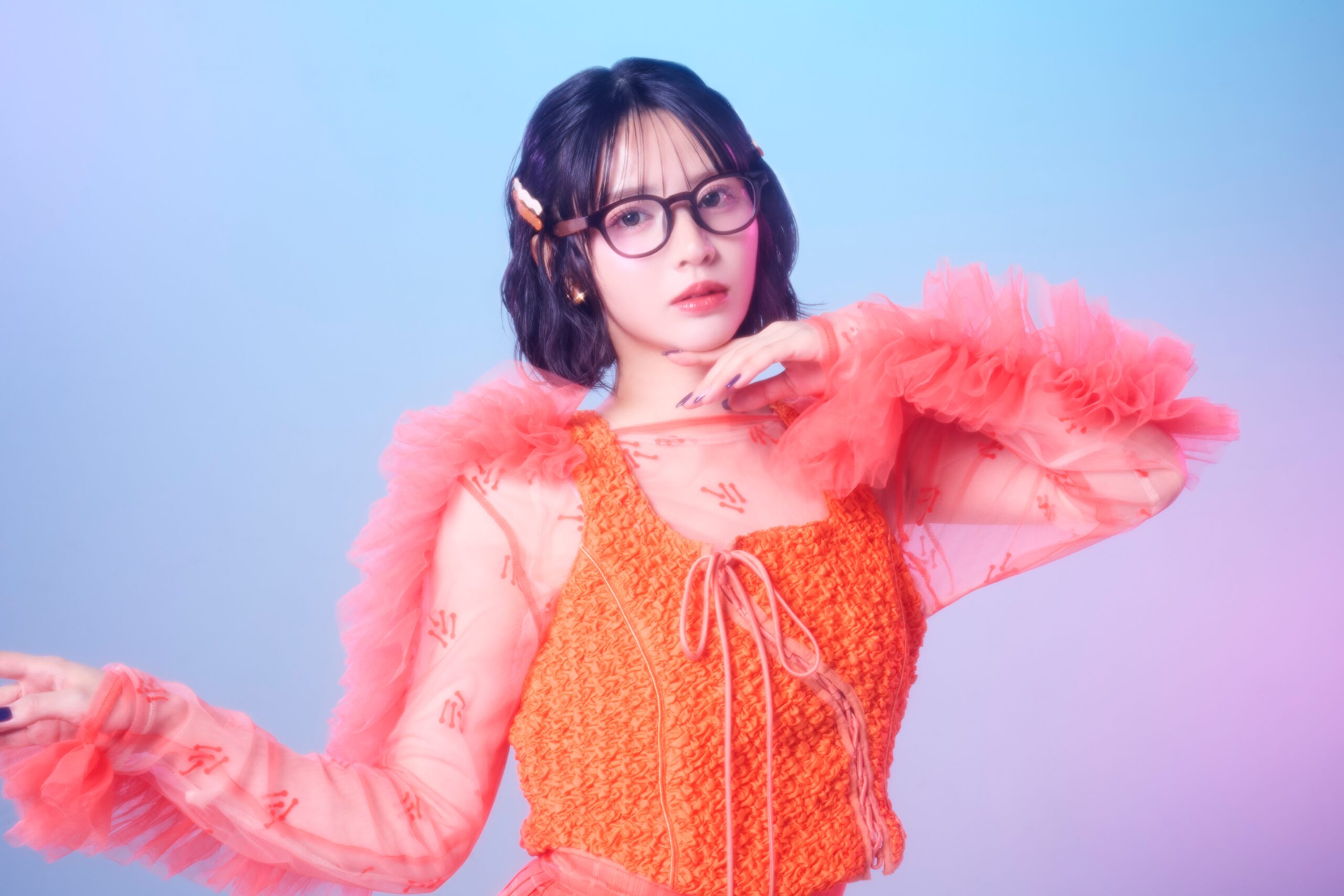 Zoffコラボ眼鏡をかける鎮西寿々歌：SUZUKA's color