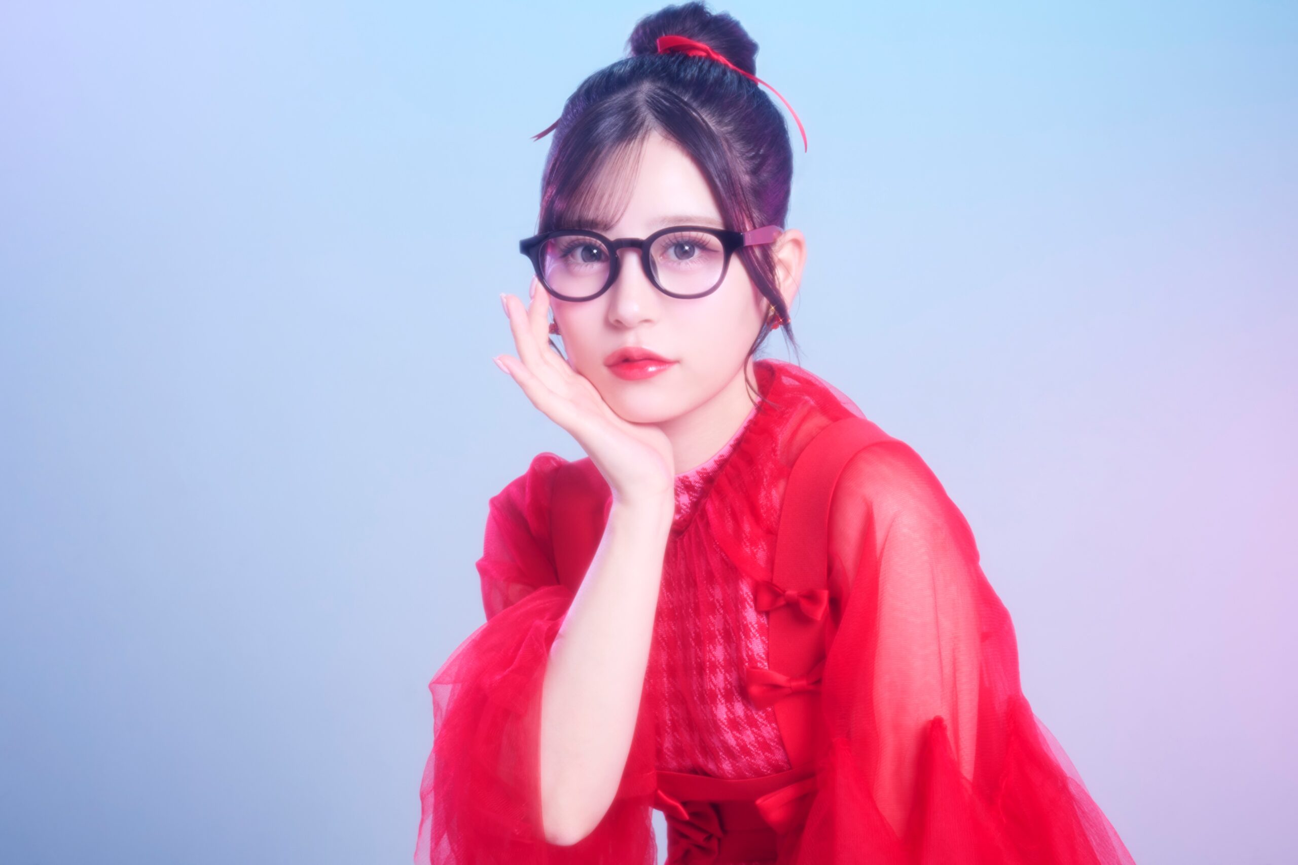 Zoffコラボ眼鏡をかける月足天音：AMANE's color