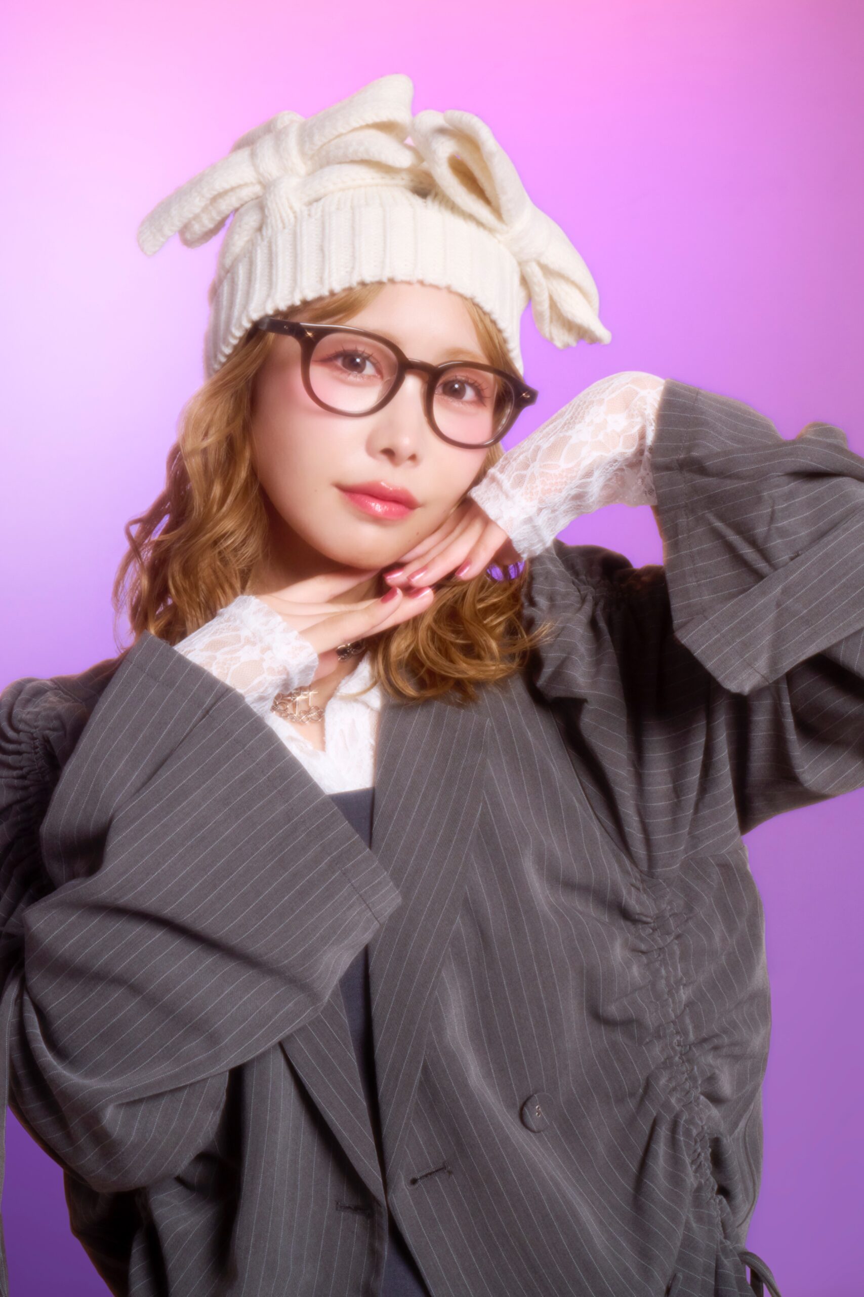 Zoffコラボ眼鏡をかける仲川瑠夏：LUNA's select