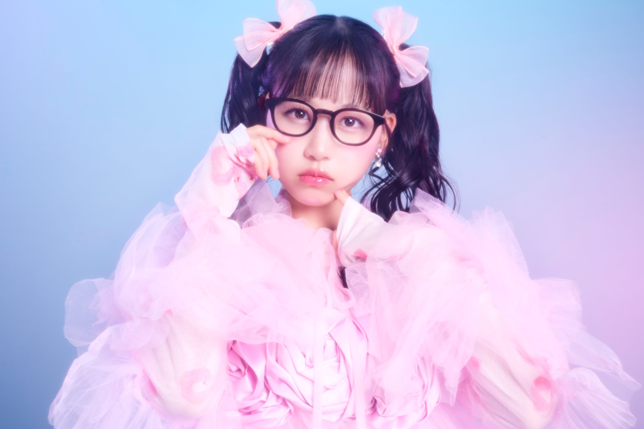 Zoffコラボ眼鏡をかける松本かれん： KAREN's color