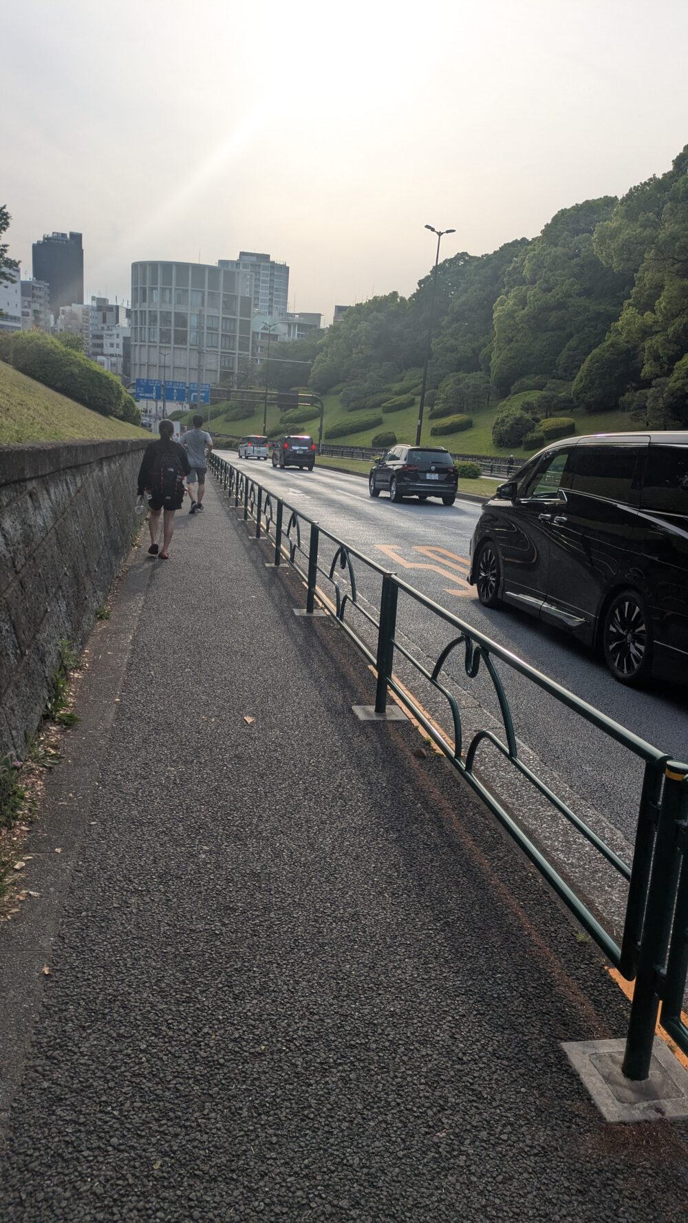 ③階段を降りたら左。坂を下っていく。