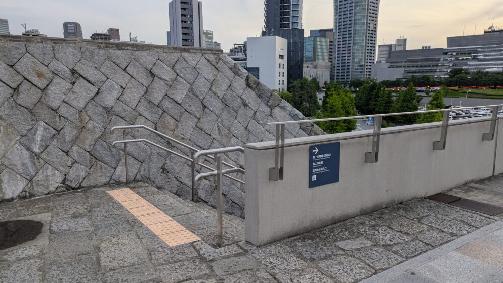 ③突き当りに階段が見えてくるので降りる