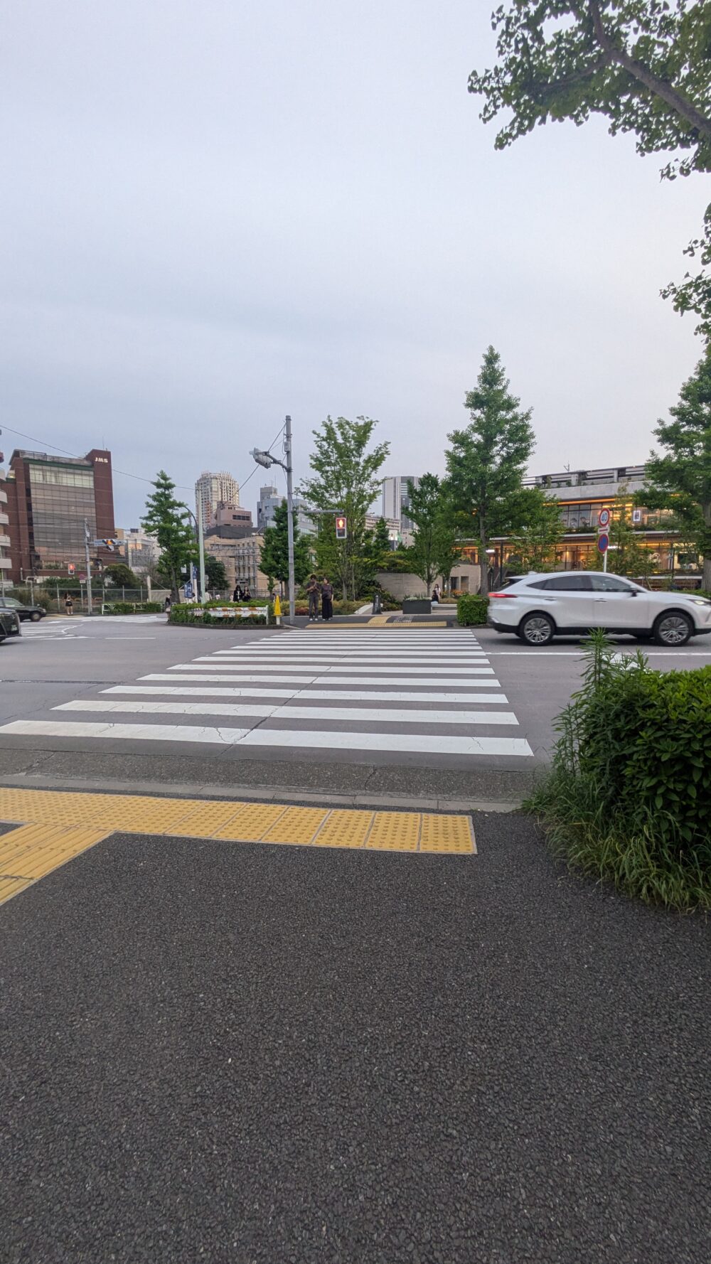 ⑤交差点を渡って直進