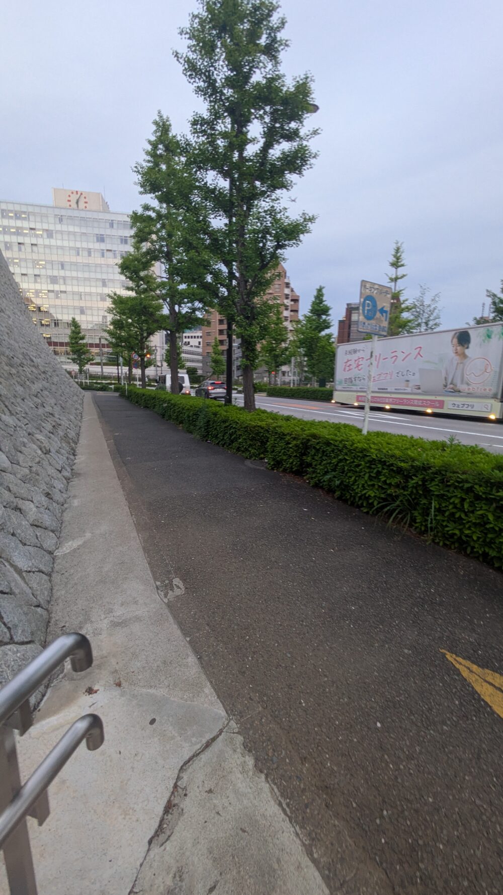 ④階段を降りたら左に曲がる(線路が見える)